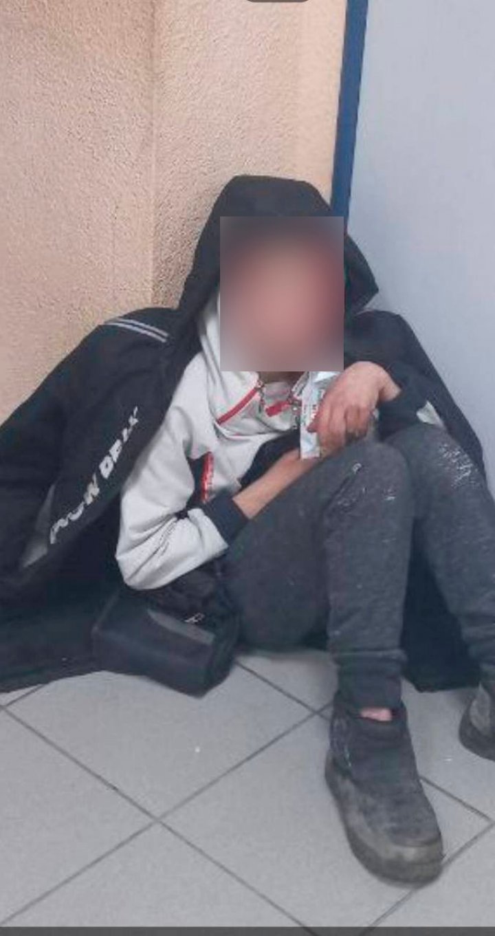 REŢINERE în plină stradă. Un minor, aflat în căutare, prins de carabinieri. Ce INFRACŢIUNE a comis