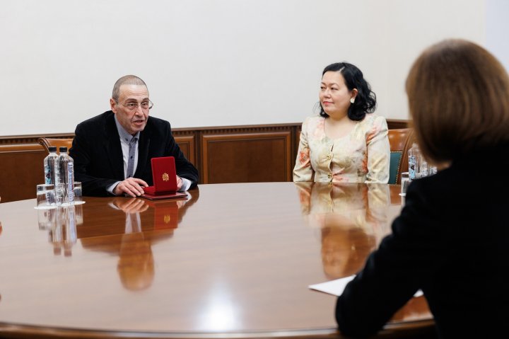 Renumitul pianist Alexander Palei a primit titlul onorific de „Artist al Poporului”. Distincţia a fost conferită de preşedinta Maia Sandu (FOTO)