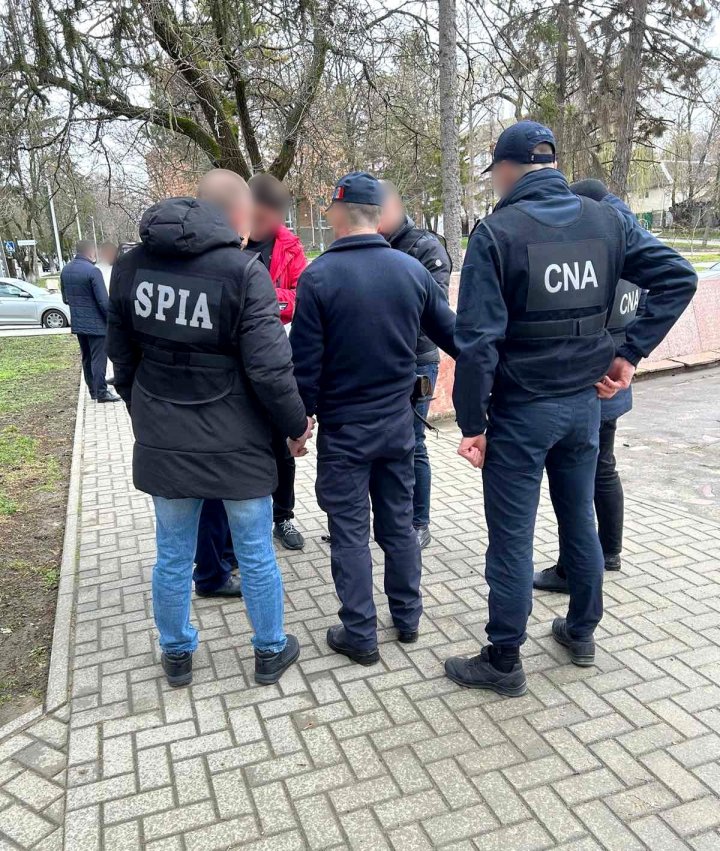 Un poliţist din Cimişlia, REŢINUT de CNA şi SPIA pentru trafic de influenţă (FOTO)