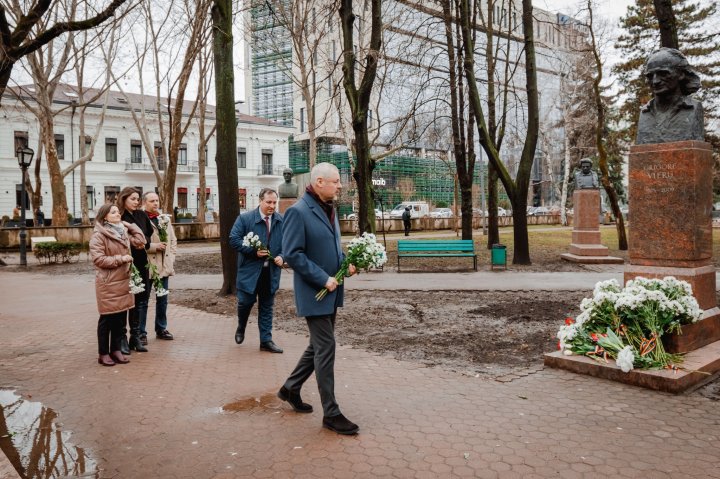 Grigore Vieru ar fi împlinit astăzi 89 de ani! Ministrul Culturii şi conducerea Primăriei au depus flori la bustul poetului (FOTO/VIDEO)