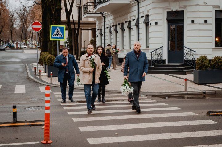 Grigore Vieru ar fi împlinit astăzi 89 de ani! Ministrul Culturii şi conducerea Primăriei au depus flori la bustul poetului (FOTO/VIDEO)