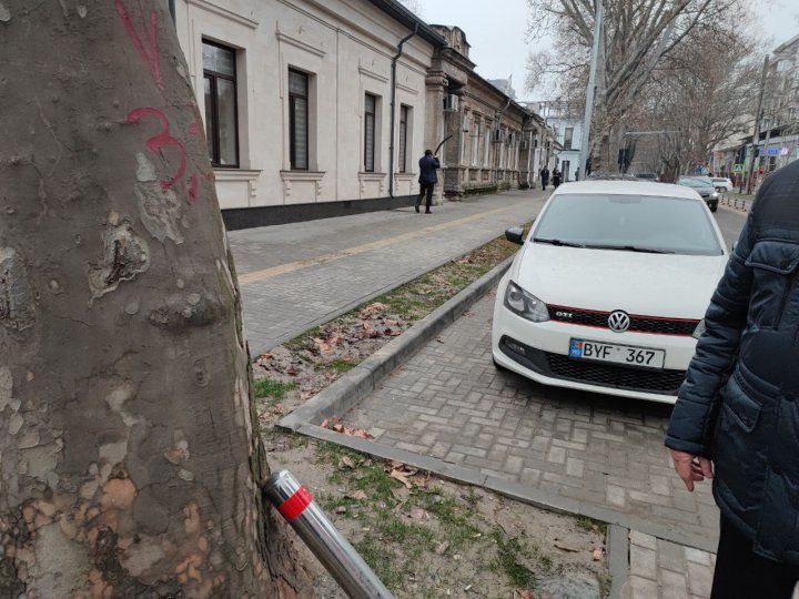 Piloni deteriorați sau chiar demontați de șoferii care își parchează mașinile ilegal. Apelul făcut de Direcția Generală Mobilitate Urbană FOTO