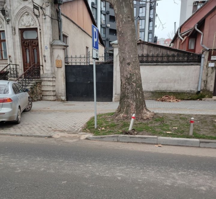 Piloni deteriorați sau chiar demontați de șoferii care își parchează mașinile ilegal. Apelul făcut de Direcția Generală Mobilitate Urbană FOTO