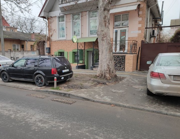 Piloni deteriorați sau chiar demontați de șoferii care își parchează mașinile ilegal. Apelul făcut de Direcția Generală Mobilitate Urbană FOTO