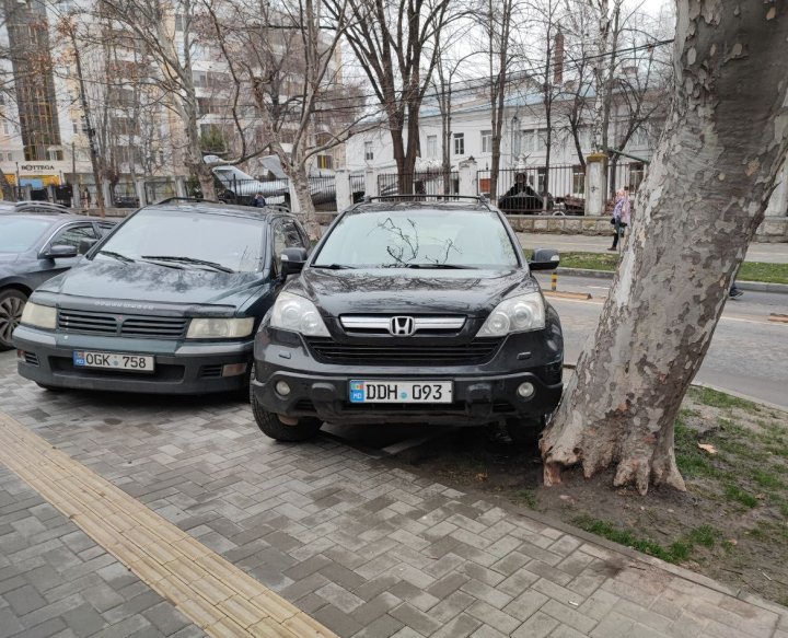 Piloni deteriorați sau chiar demontați de șoferii care își parchează mașinile ilegal. Apelul făcut de Direcția Generală Mobilitate Urbană FOTO