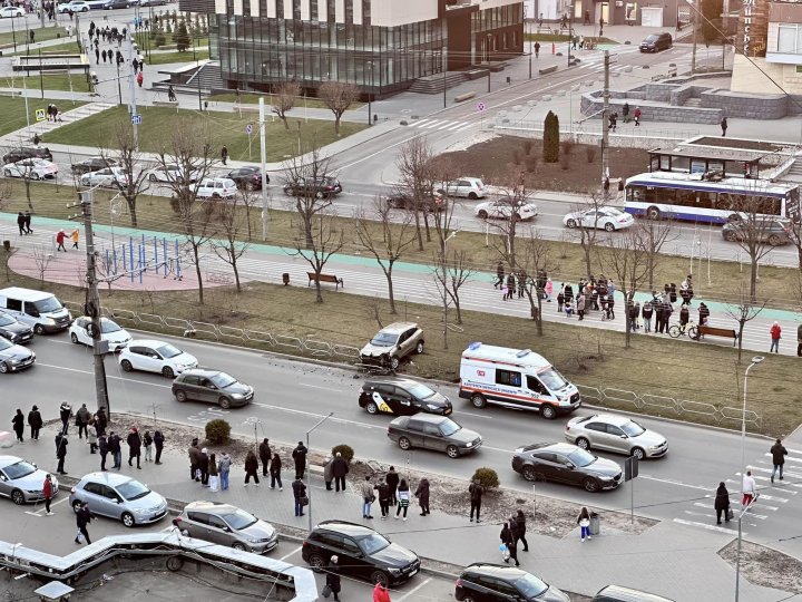 Accident VIOLENT în Capitală. O persoană a avut de SUFERIT (FOTO)