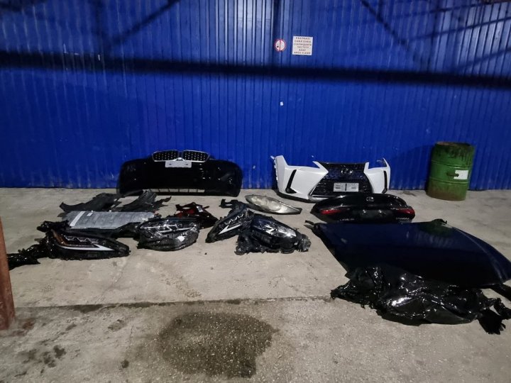 Un autocar care venea din Italia, OPRIT pentru verificări. Ce au găsit vameşii în interior (FOTO)