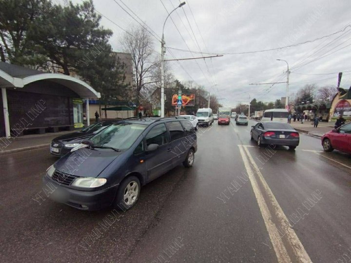 Imagini ŞOCANTE! Momentul în care un copil este lovit de un automobil pe o trecere de pietoni (FOTO/VIDEO)