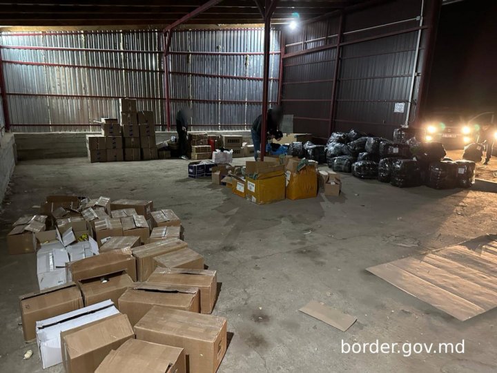 Polițist de frontieră și inspector vamal, REŢINUŢI după o captură de mărfuri de contrabandă, în valoare de peste un milion de lei (FOTO/VIDEO)