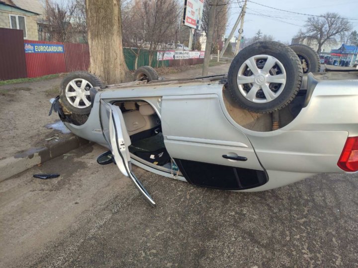 Detalii privind accidentul de la Bălți. Circumstanțele în care o mașină s-a RĂSTURNAT și ce spune poliția FOTO