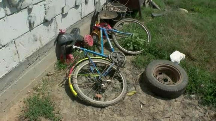Un băiat de 11 ani a murit după ce a înghițit capacul unui șurub de la bicicletă