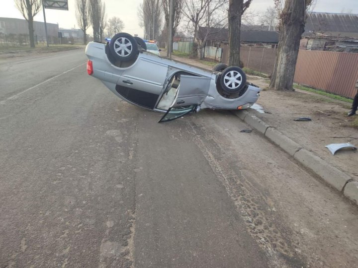 Detalii privind accidentul de la Bălți. Circumstanțele în care o mașină s-a RĂSTURNAT și ce spune poliția FOTO