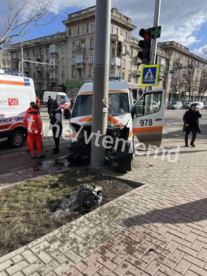 ACCIDENT VIOLENT în Capitală între o ambulanță şi un automobil. Şoferul a rămas blocat în vehicul (VIDEO)