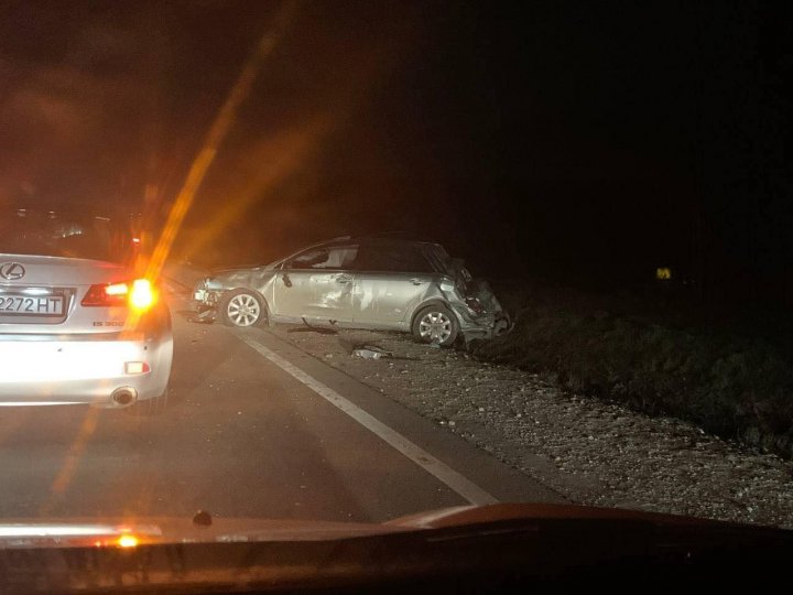 Accident grav la Străşeni. Sunt implicate trei maşini. Poliţia şi ambulanţa, la faţa locului