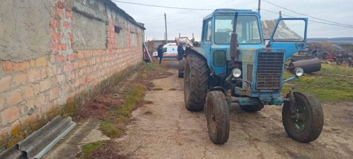 CAZ TRAGIC la Edineţ. Un bărbat a murit după ce a fost strivit de o remorcă (FOTO)