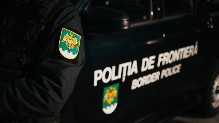 OPRIŢI în trafic pentru verificări. Ce au descoperit polițiștii de frontieră la doi moldoveni (FOTO)