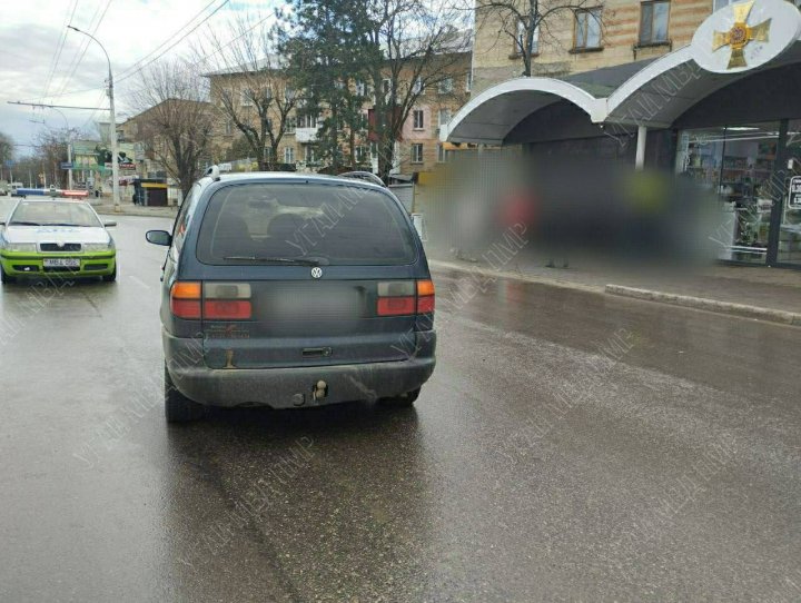 Imagini ŞOCANTE! Momentul în care un copil este lovit de un automobil pe o trecere de pietoni (FOTO/VIDEO)