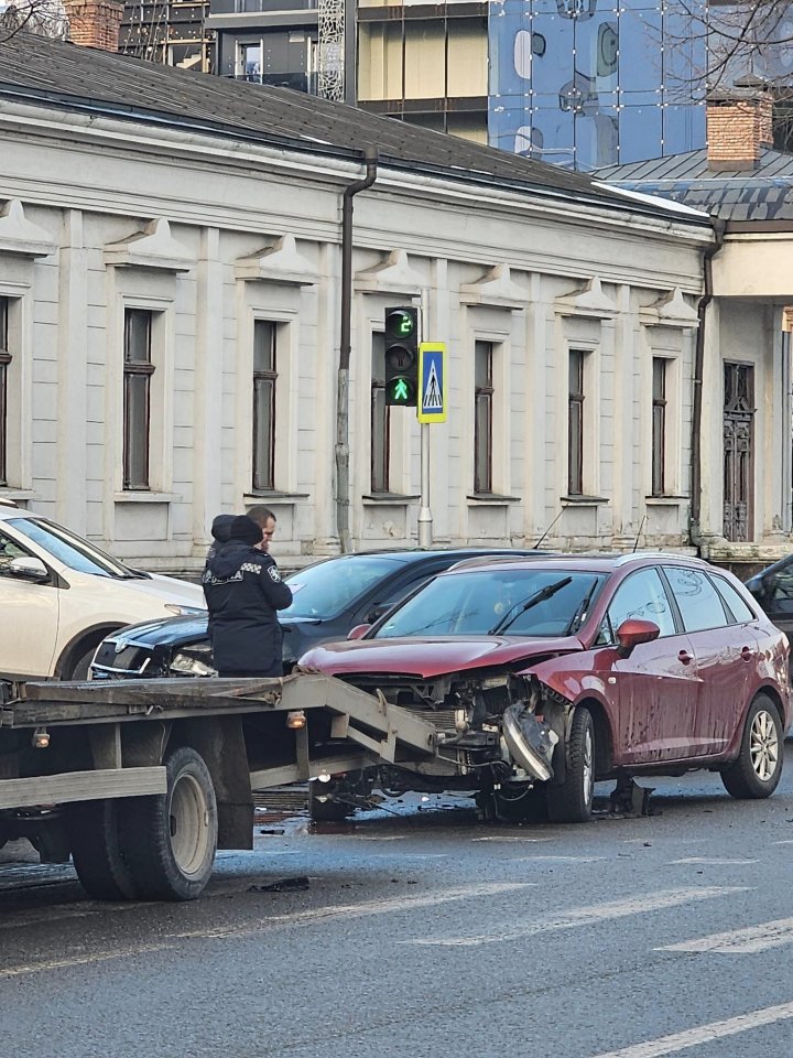 ACCIDENT GRAV în centrul Capitalei, soldat cu victime. Două maşini s-au lovit violent FOTO