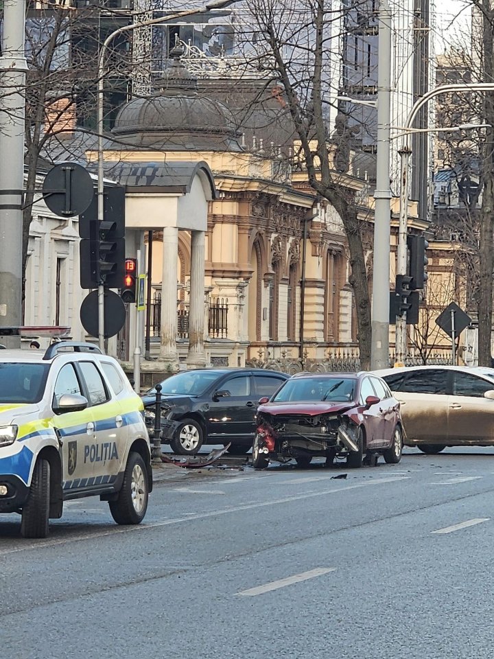 ACCIDENT GRAV în centrul Capitalei, soldat cu victime. Două maşini s-au lovit violent FOTO