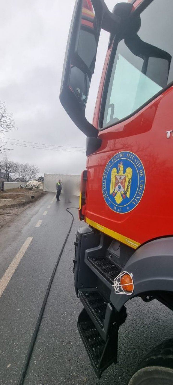 FOTO Un TIR, la volanul căruia era un moldovean, s-a răsturnat în România. Au intervenit pompierii militari și o ambulanță SMURD    