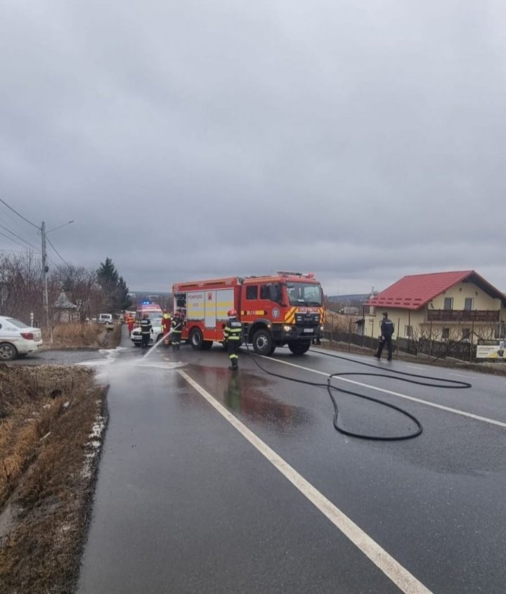 FOTO Un TIR, la volanul căruia era un moldovean, s-a răsturnat în România. Au intervenit pompierii militari și o ambulanță SMURD    