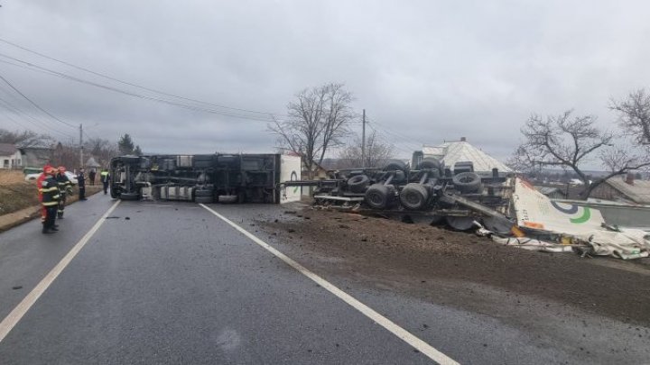 FOTO Un TIR, la volanul căruia era un moldovean, s-a răsturnat în România. Au intervenit pompierii militari și o ambulanță SMURD    