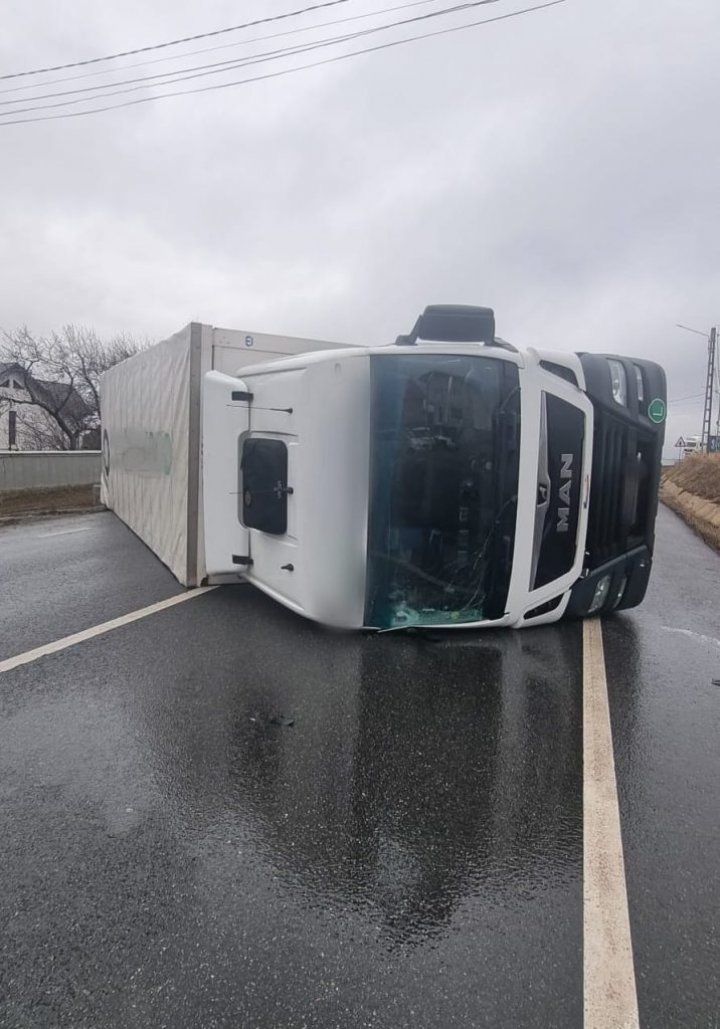 FOTO Un TIR, la volanul căruia era un moldovean, s-a răsturnat în România. Au intervenit pompierii militari și o ambulanță SMURD    