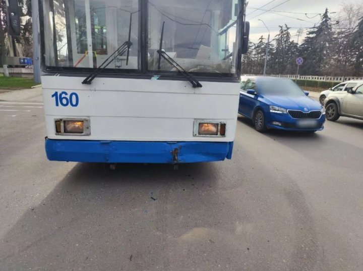 Accident VIOLENT în centrul oraşului Bălţi. O șoferiță NU a acordat prioritate troleibuzului (FOTO)