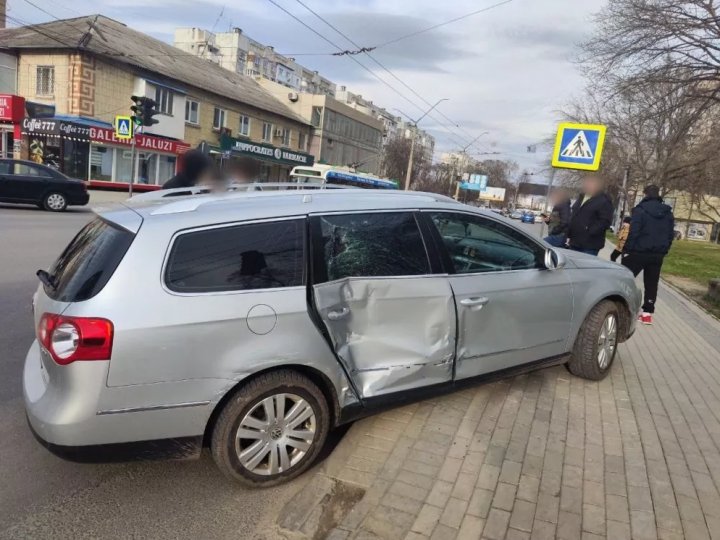 Accident VIOLENT în centrul oraşului Bălţi. O șoferiță NU a acordat prioritate troleibuzului (FOTO)