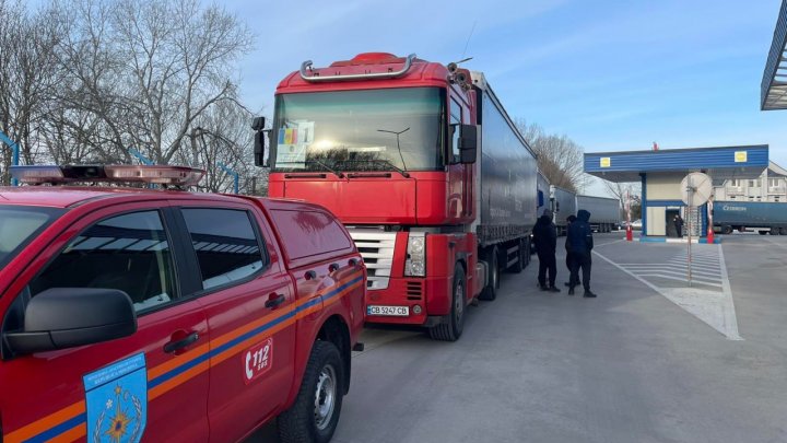 Moldova a transmis Ucrainei un nou lot de ajutor umanitar. Cinci TIR-uri cu o încărcătură de peste 75 tone, escortate de IGSU în ţara vecină