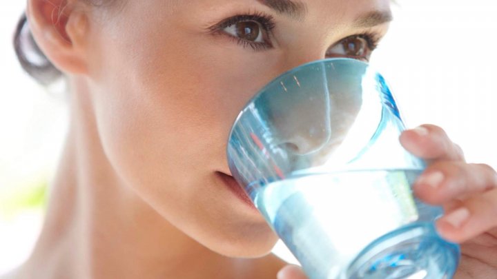 Riscurile la care te expui dacă nu bei apă o zi întreagă
