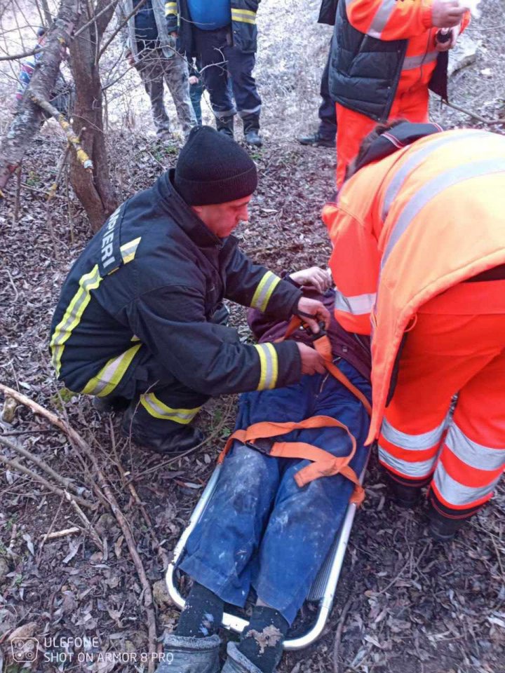 Un bărbat a сăzut într-o prăpastie, la Rezina. Victima era dată dispărută de trei zile FOTO