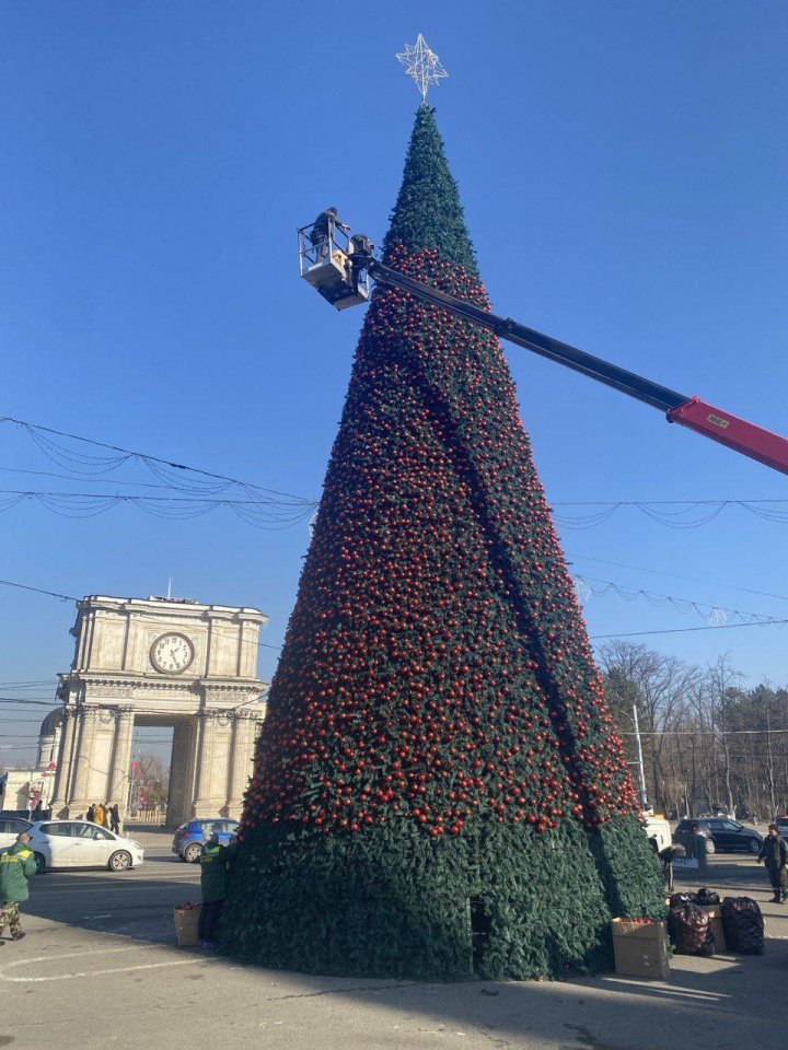 Gata cu sărbătorile! Pomul de Crăciun din Chişinău este despodobit (FOTO)