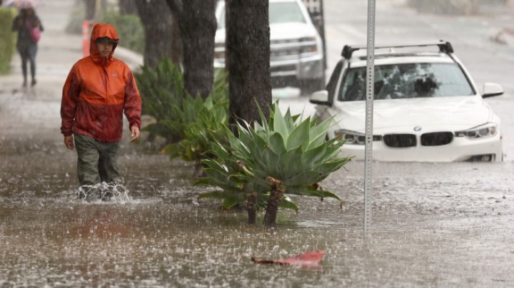 (FOTO) Stare de urgență în California din cauza unei vijelii cu forța unui uragan. Inundații în Los Angeles: "O furtună istorică"  