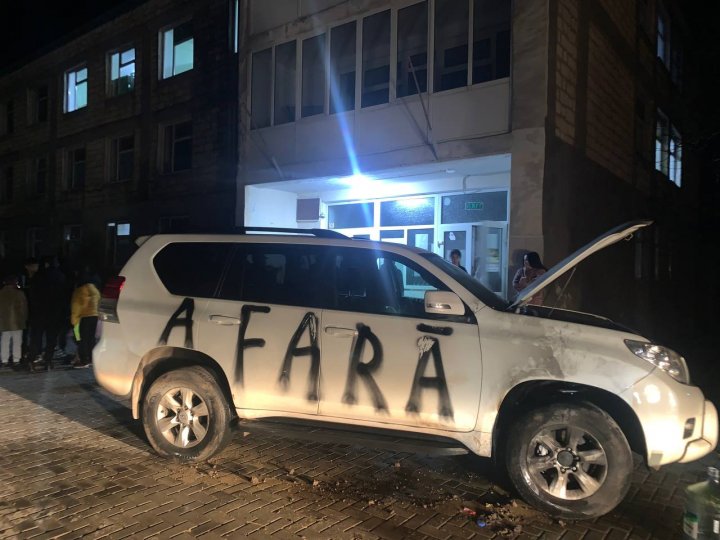 Au INCENDIAT la comanadă două automobile, uşa unui hotel şi poarta unui centru de plasament. Trei bărbați din Congaz, reţinuţi FOTO