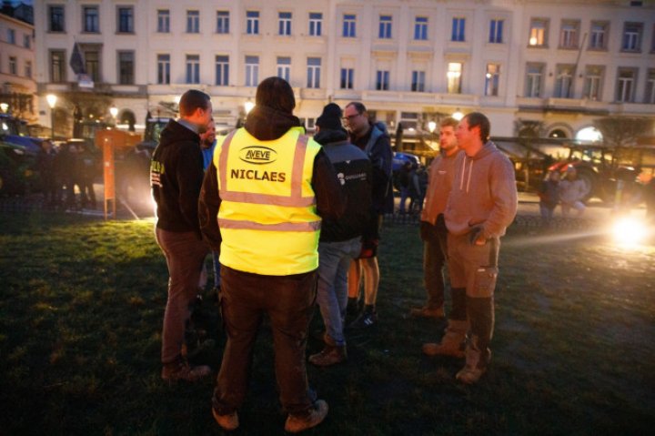 Bruxelles, sub asediu. Clădirea Parlamentului European, înconjurată de flăcări, înainte de summitul CE