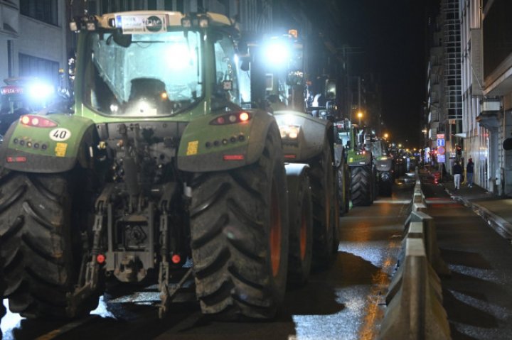 Bruxelles, sub asediu. Clădirea Parlamentului European, înconjurată de flăcări, înainte de summitul CE