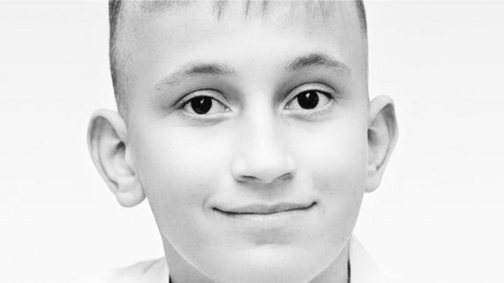 Durere nemărginită într-o familie de moldoveni, stabilită în Italia. Copilul lor de 14 ani a murit, fiind învins de o boală teribilă. Băiatul, petrecut pe ultimul drum