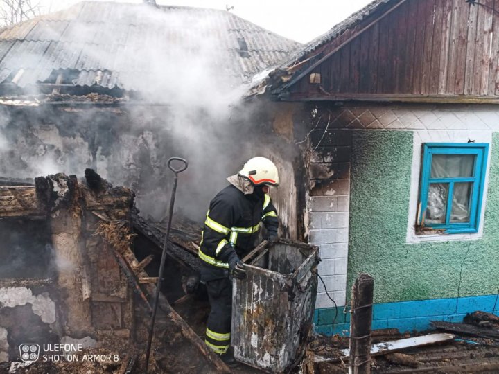 EXPLOZIE urmată de INCENDIU într-o gospodărie din raionul Sîngerei. Au intervenit 3 echipaje de salvatori FOTO