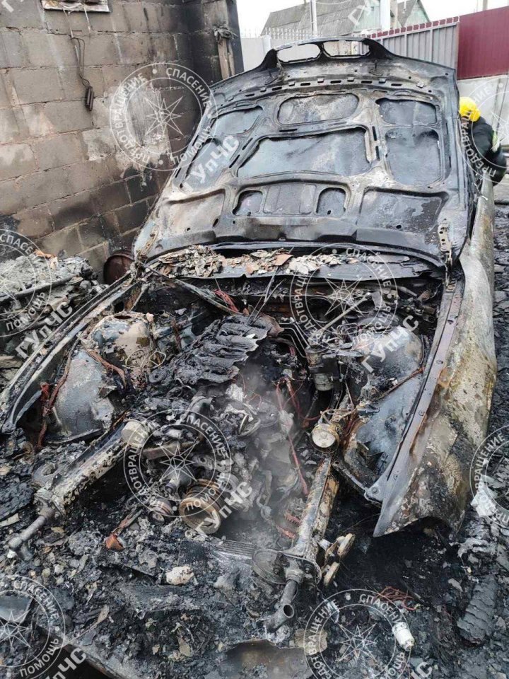 (FOTO) O maşină a ars ca o torţă după ce proprietarul automobilului a lăsat-o în garaj. Cum s-a întâmplat totul