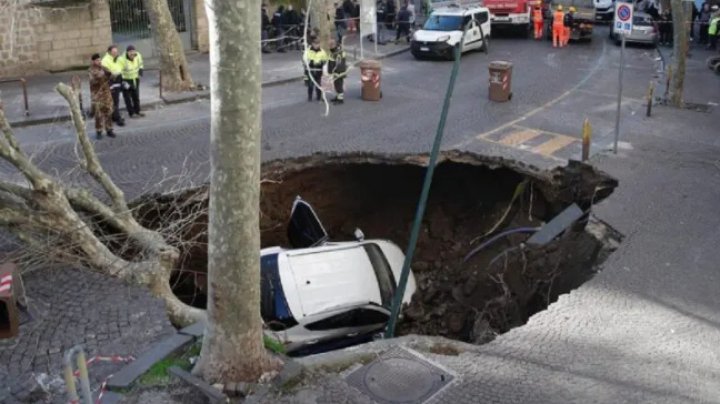 O stradă s-a SURPAT în Italia. Două mașini, brusc înghițite de groapa uriașă VIDEO/FOTO