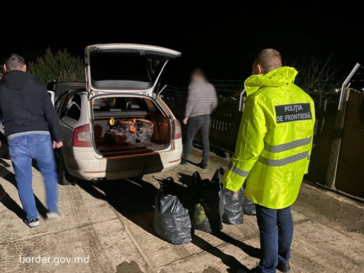 OPRIŢI în trafic pentru verificări. Ce au descoperit polițiștii de frontieră la doi moldoveni (FOTO)