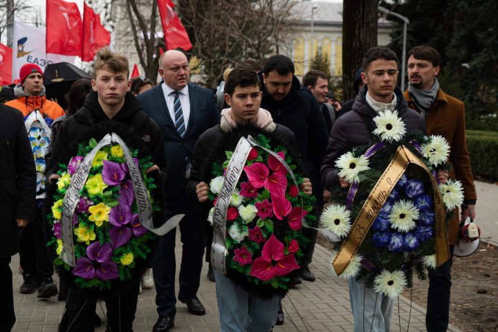 FOTO Sicriu, cununi și un marș funerar la Parlament. Partidul "Renaștere" a protestat împotriva denunțării acordurilor cu CSI
