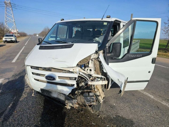 FOTO Impact VIOLENT în raionul Rîşcani. A făcut o manevră fără să se asigure și a provocat un ACCIDENT GRAV pe şoseaua M5