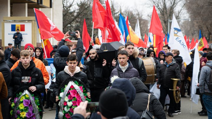 FOTO Sicriu, cununi și un marș funerar la Parlament. Partidul "Renaștere" a protestat împotriva denunțării acordurilor cu CSI