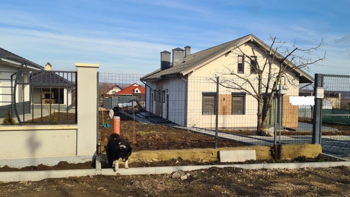 IMAGINI şi DEZVĂLUIRI despre o casă dintr-o suburbie a Chișinăului care ar aparţine Maiei Sandu. Şeful de cabinet al președintelui ţării: Să nu credem toate aberațiile