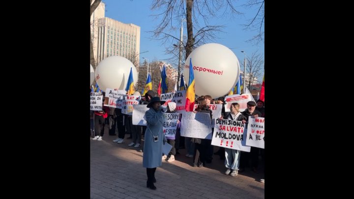 PROTEST la Parlament cu pancarte şi baloane gigantice. Partidul „Renaștere” a chemat oamenii în stradă, sub sloganul "Moldova fără PAS, Moldova fără Sandu!"