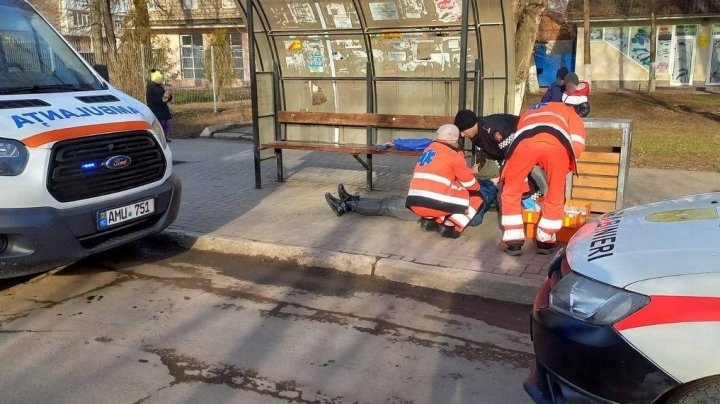 O femeie a fost găsită zăcând la sol în stare de inconștiență, într-o staţie de aşteptare a transportului public 