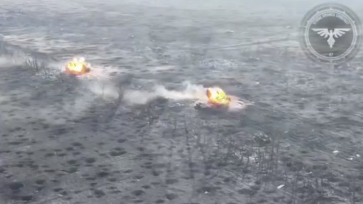 VIDEO Două transportoare blindate de trupe rusești explodează exact în același timp, după ce calcă pe mine