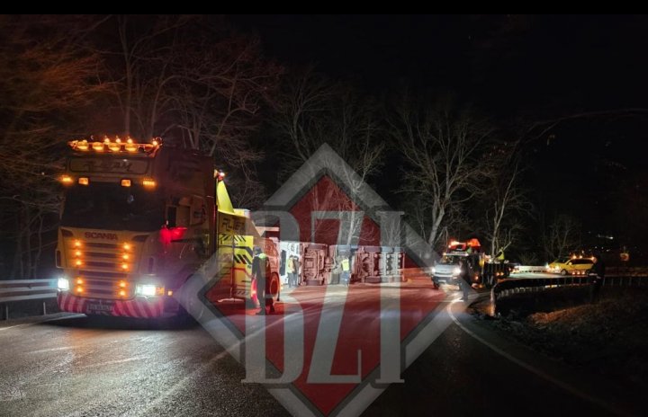 Un TIR înmatriculat în Republica Moldova, încărcat cu grâu, S-A RĂSTURNAT în România FOTO